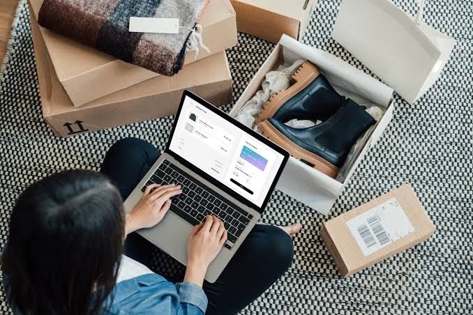 ShopisOnline merchant working on desktop